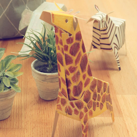 キリンとシマウマの色塗りをしたペーパークラフト