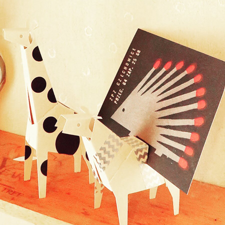 切り込みを入れてポストカード立てにしたペーパークラフト