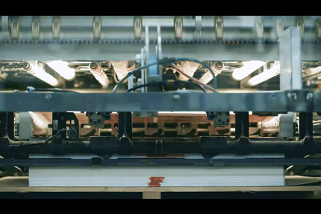 ブルー系のカラールックを当てた印刷機の画像