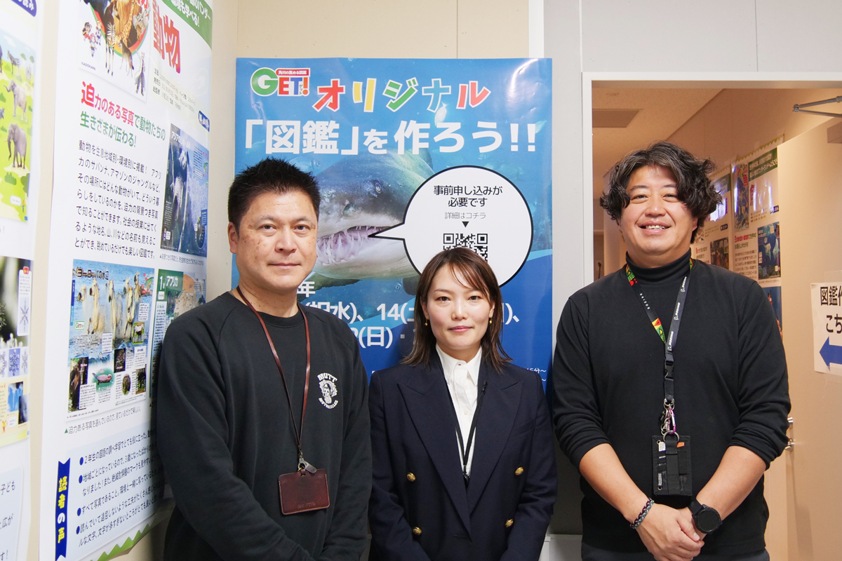 イベント会場ポスター前にて株式会社KADOKAWAさま記念撮影